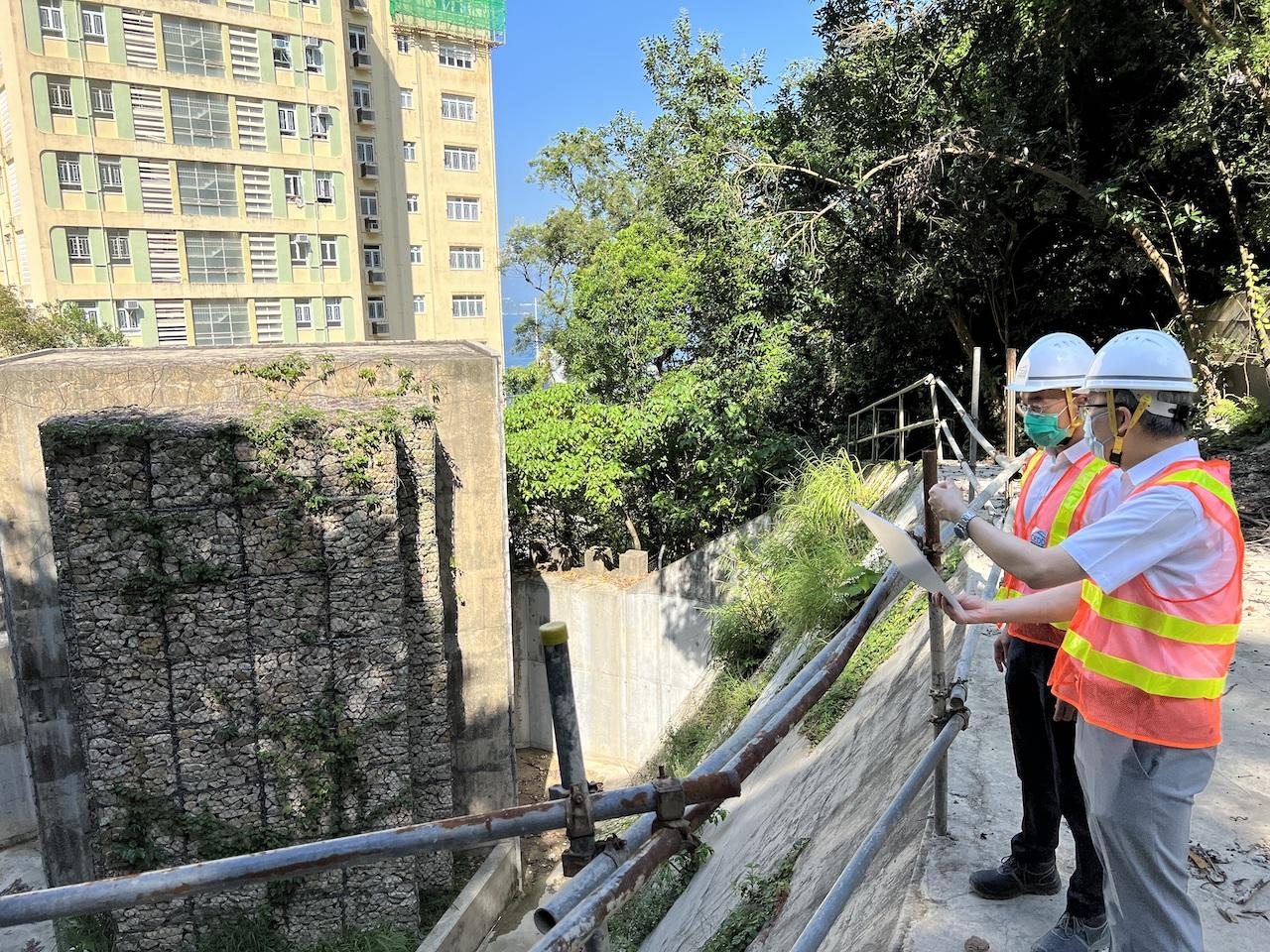 「馬鞍」逼近 方學誠視察防治山泥工作