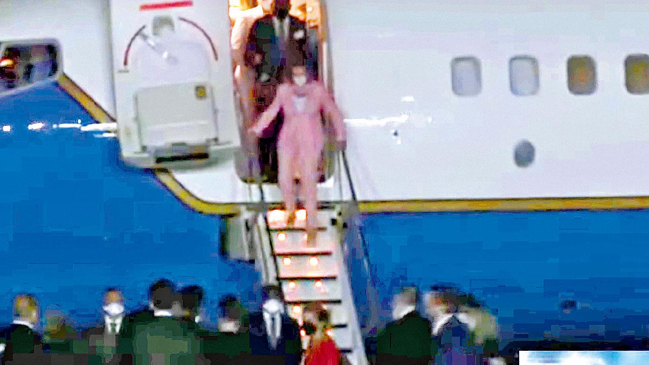 北京嚴厲譴責佩洛西訪台 解放軍圍台島實彈演習