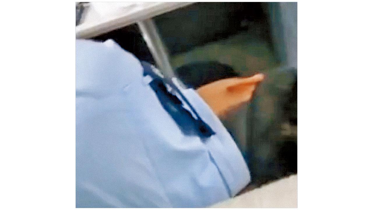 軍裝警涉當值時睡覺 佩槍放腳邊 警隊通訊機放枱面