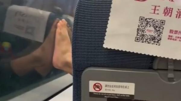 男童在高鐵上用腳不斷拍打車窗。(互聯網)