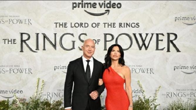 魔戒前傳｜亞瑪遜創辦人Jeff Bezos現身撐史詩劇《力量之戒》首映(有片) 