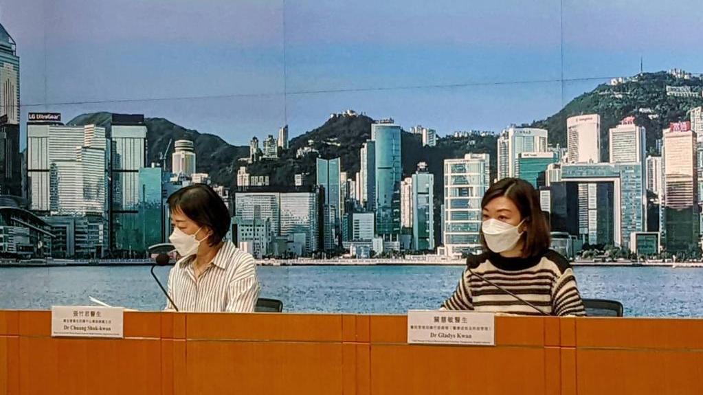 衞生防護中心傳染病處主任張竹君(左)和醫管局總行政經理關慧敏(右)出席新型肺炎疫情記者會。(羅庸軒攝)