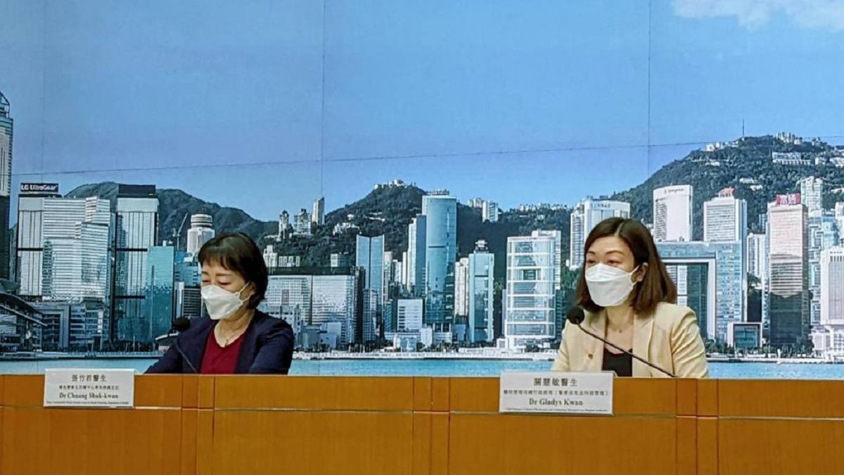 衞生防護中心傳染病處主任張竹君(左)和醫管局總行政經理關慧敏(右)出席新型肺炎疫情記者會。(羅庸軒攝)