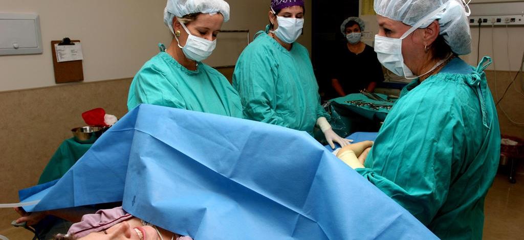 印度醫護替孕婦剖腹生產。示意圖，與本案無關。(互聯網)