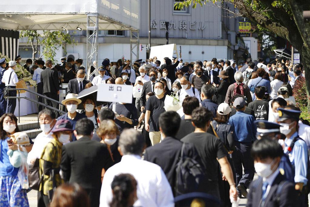 大批民眾排隊等候獻花。(美聯社)