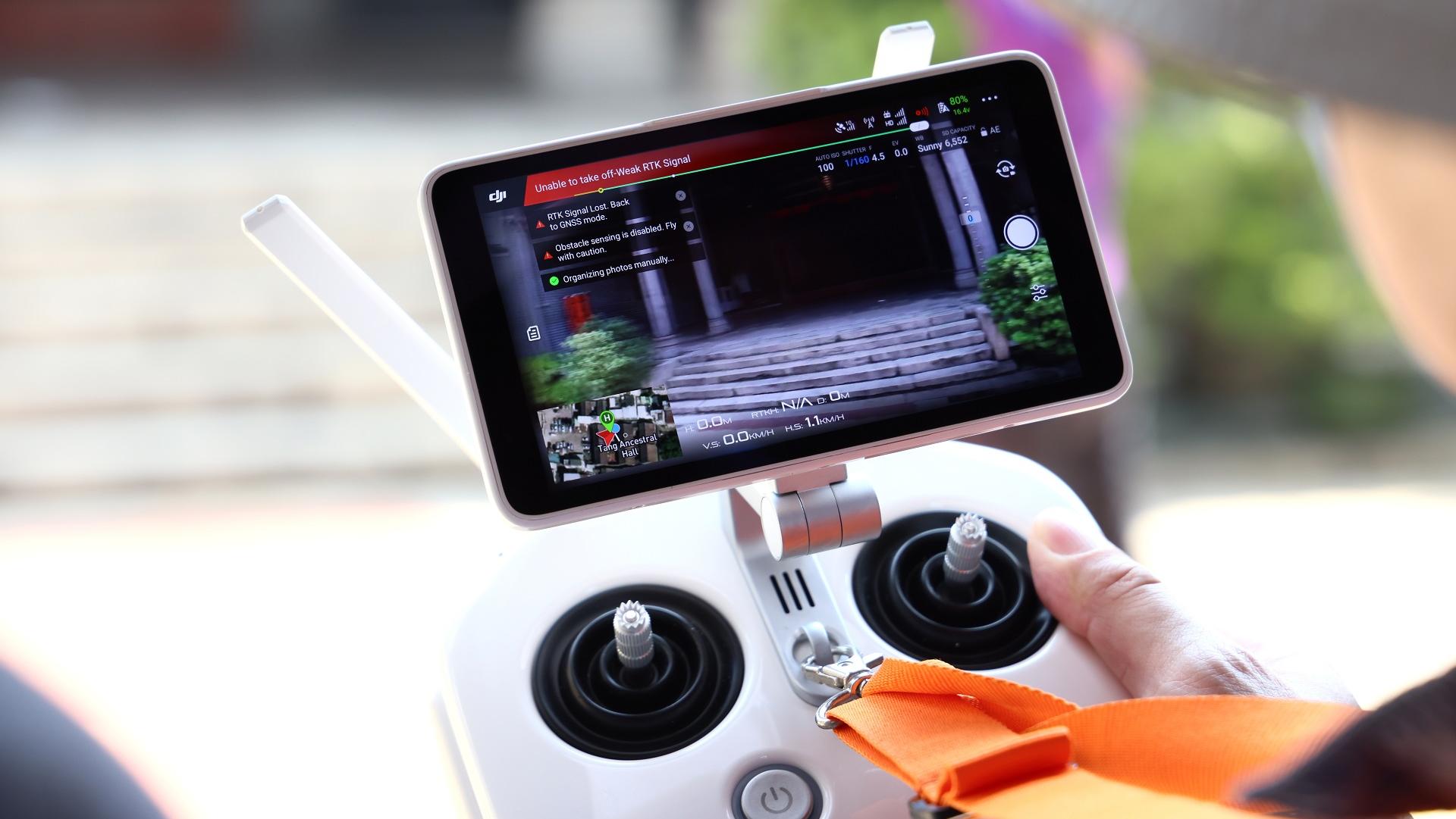 地政總署人員試驗使用攝影測量技術收集鄧氏宗祠的相關數據。