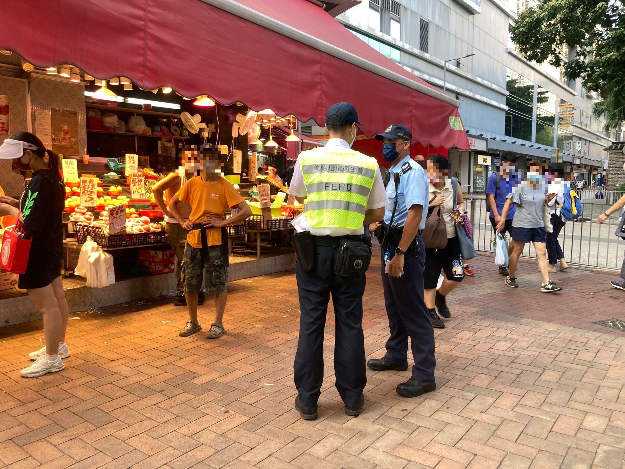 跨部門荃灣執行街道管理發60張告票，1女涉賣淫被捕。(警方圖片)