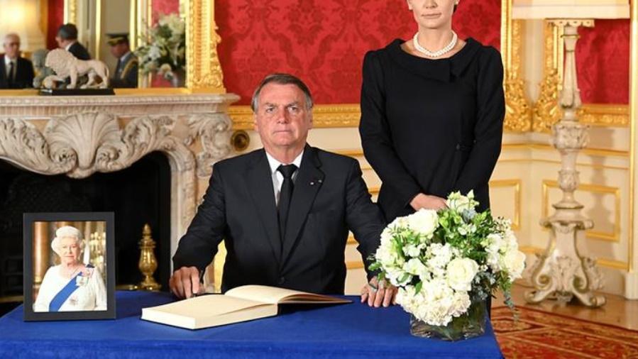 這國元首花13秒悼英女王2分鐘拉票，被批丟架。(Twitter)