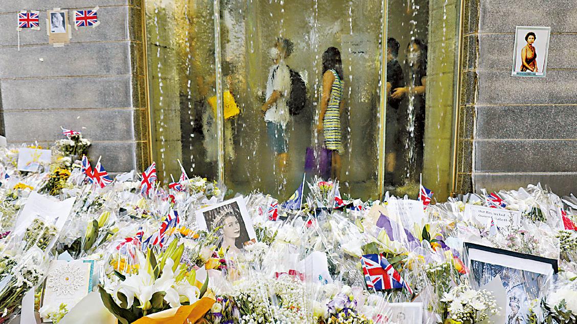 大批市民到英駐港總領事館弔唁英女王