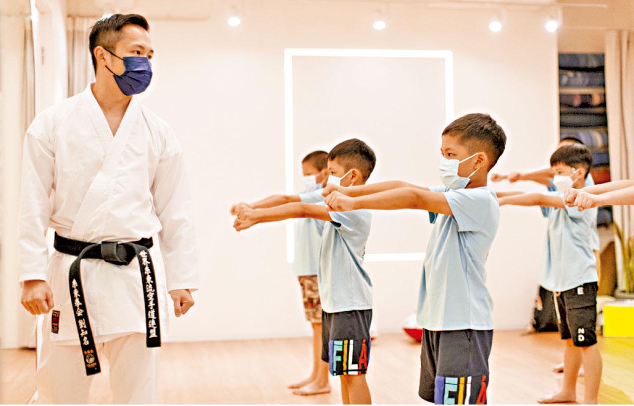 運動品牌與社協推空手道班 港將劉知名教學童禮儀和技巧