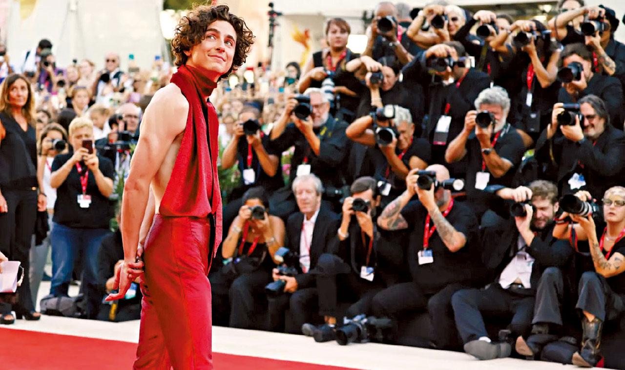 「甜茶」 Timothée Chalamet 掛頸露背現身威尼斯影展艷驚四座