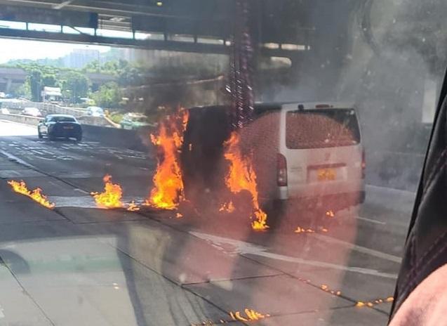 元朗客貨車行行下著火 全車迅即陷入火海