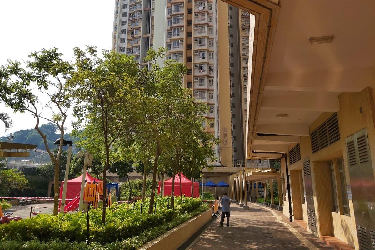 當局圍封豐和邨和順樓，要求範圍內居民強制檢測。(網民Kenneth Li@FB群組「沙田之友」)