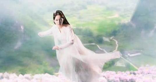 廣州有男子深信網戀女友死後復活「得道成仙」，被騙486萬元。圖為內地近年熱門仙俠劇《三生三世 十里桃花》畫面。(互聯網)