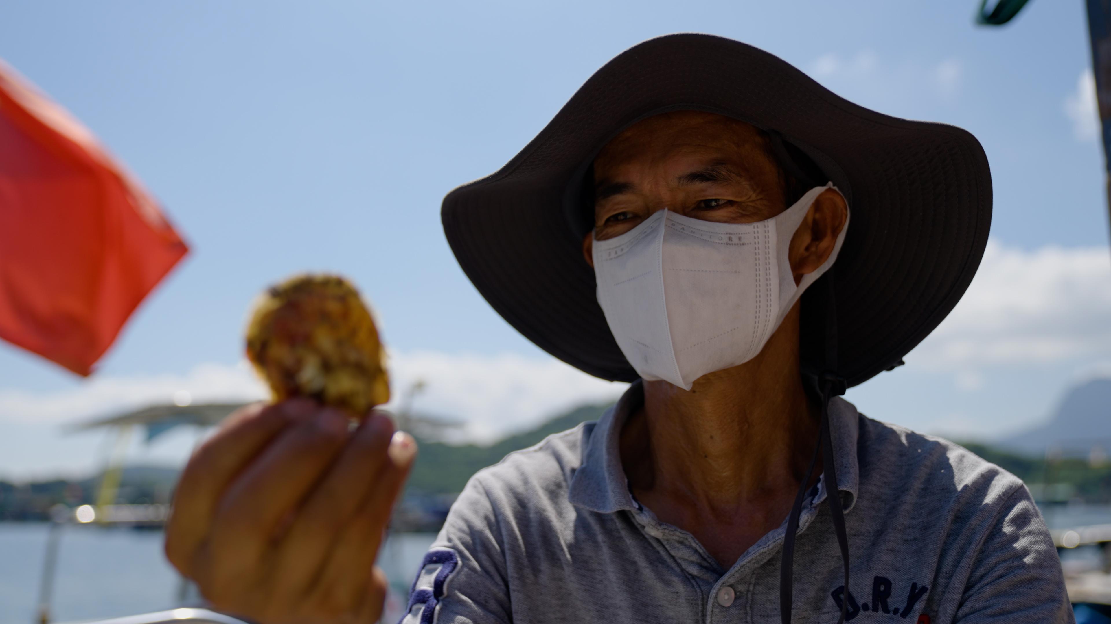 接受資助的漁民組織項目負責人羅廣財養殖海魚超過 30 年