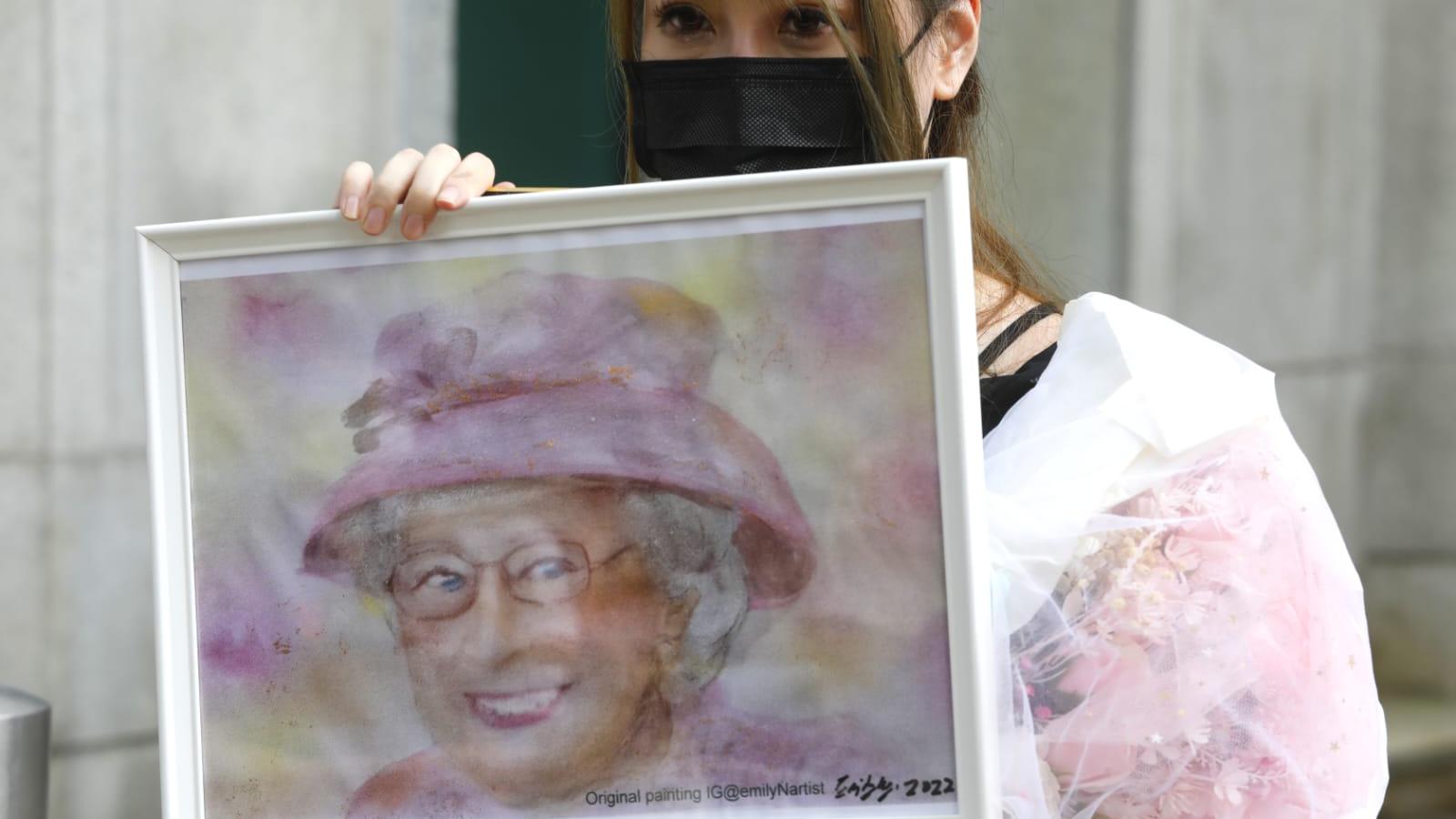 大批市民到英國駐港總領事館外弔唁英女王。(林俊源攝)