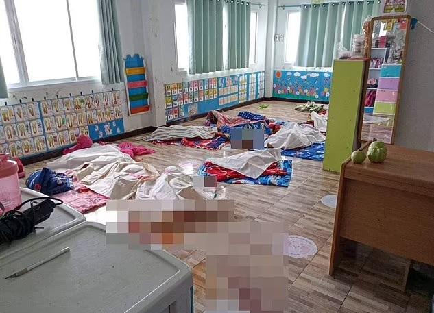 多具兒童遺體被布覆蓋，地上血漬斑斑。(互聯網)