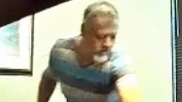 清潔工惡行被偷拍下來。(互聯網)