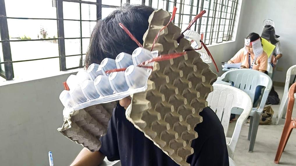 有學生用雞蛋盒，花兩下功夫便製成防作弊帽。(互聯網)