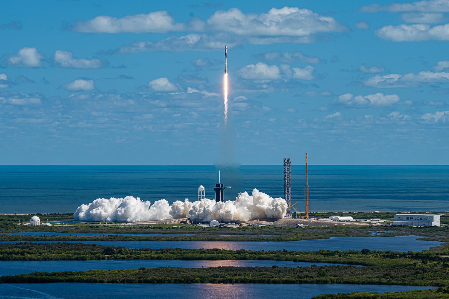 SpaceX龍飛船搭載4名太空人升空，數小時後Starlink再送52枚衛星入太空。(Twitter)