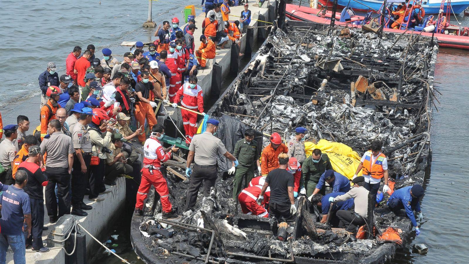 印尼客輪海中起火釀14人死。(Twitter)