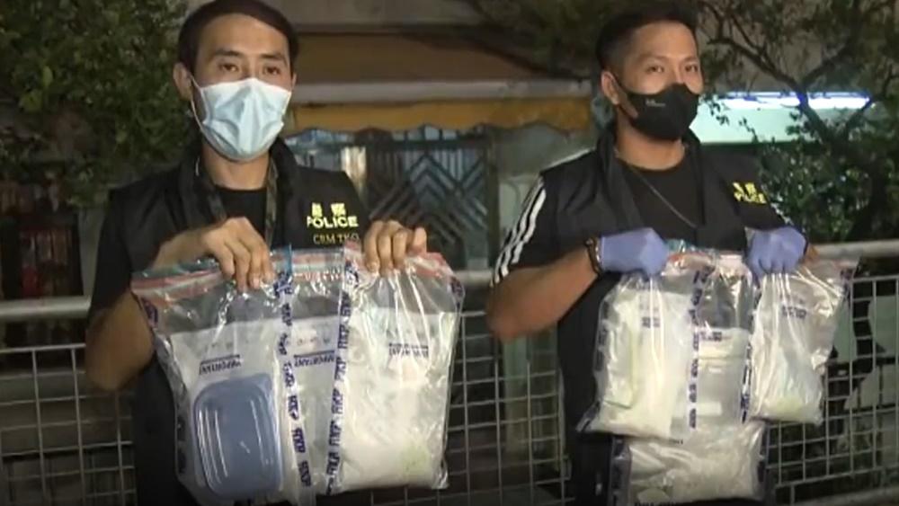警破何文田劏房毒品分銷中心，一對男女被捕檢約70萬冰毒。(電視截圖)