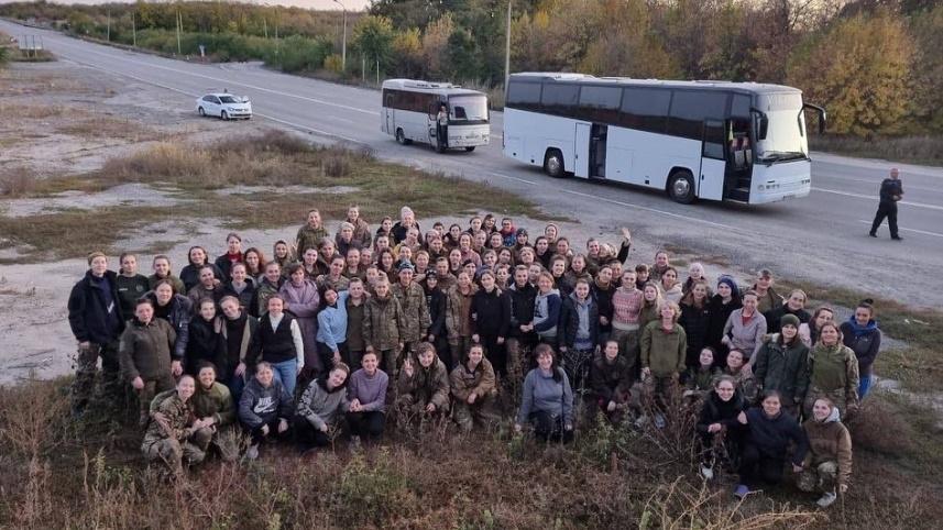 俄烏首次進行交換全女俘擄行動，烏方108人獲釋。(Twitter)