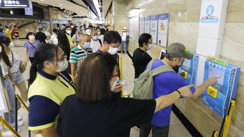 第二期消費券今日起發放，使用八達通的市民可先領2,000元。(資料圖片)