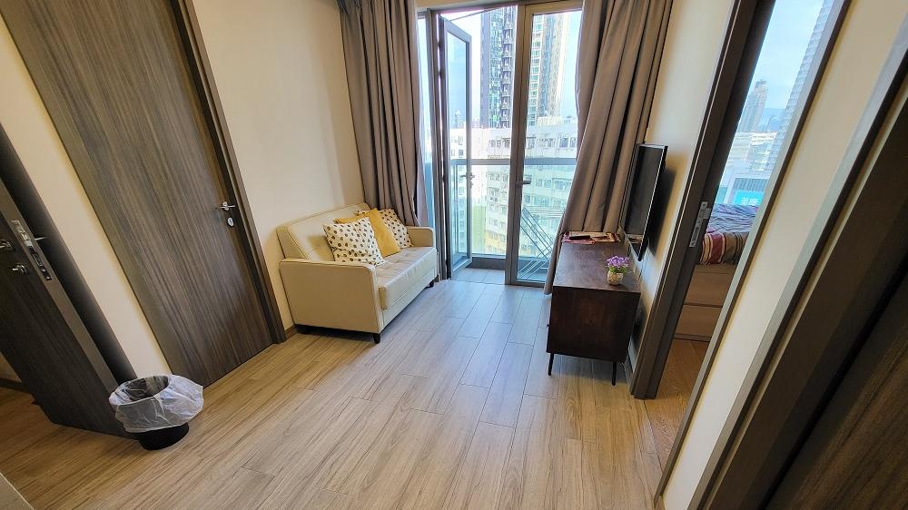 長方形開則的大廳，外接露台，窗外是開揚市景。