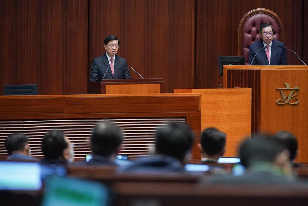 李家超指，政府會落實稅務優惠，以鞏固航運中心地位，並在發展「港深西部鐵路」和北環線支線時，研究採用「一地兩檢」等安排。(李睿哲攝)