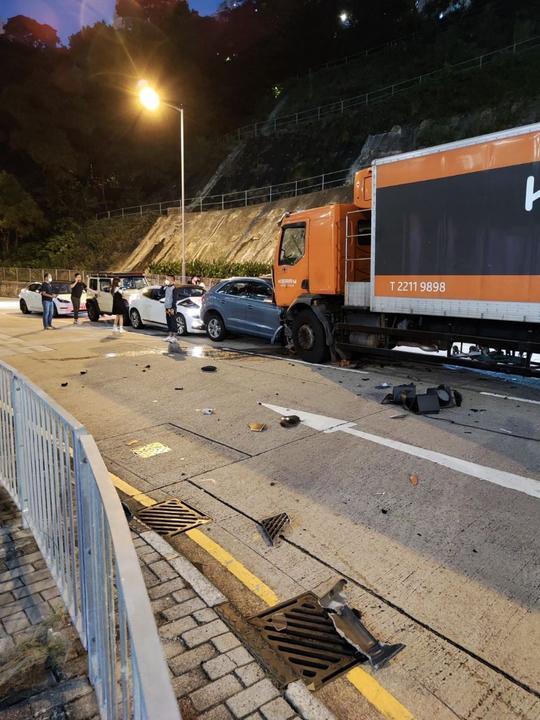 車Cam直擊│葵福路嘉里貨車疑煞車失靈　十字路口釀8車相撞鐵騎士重傷