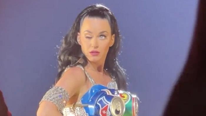 Katy Perry解釋眼皮下垂原因：我模仿故障公仔