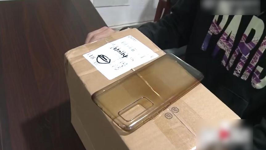 張男網購手機，結果只收到零食和手機殼。(互聯網)
