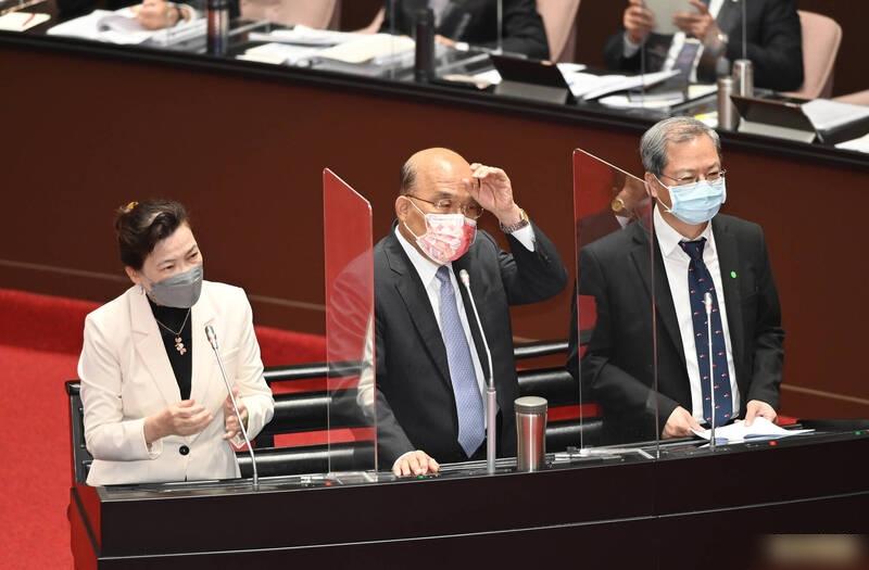 蘇貞昌今早在立法院接受總質詢期間，頻頻摸額頭。(互聯網)