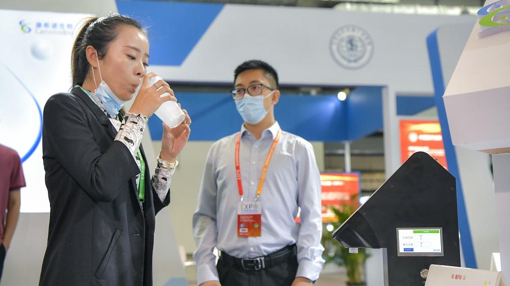 吸入式新冠疫苗，接種過程就似「閉氣猛吸奶茶」。(中新社)