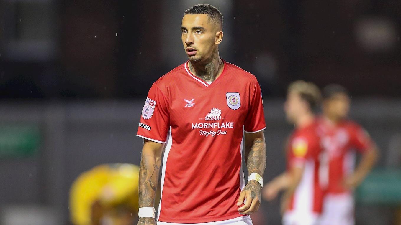 克魯前鋒比加李察臣因為打機而受傷。(克魯官網)