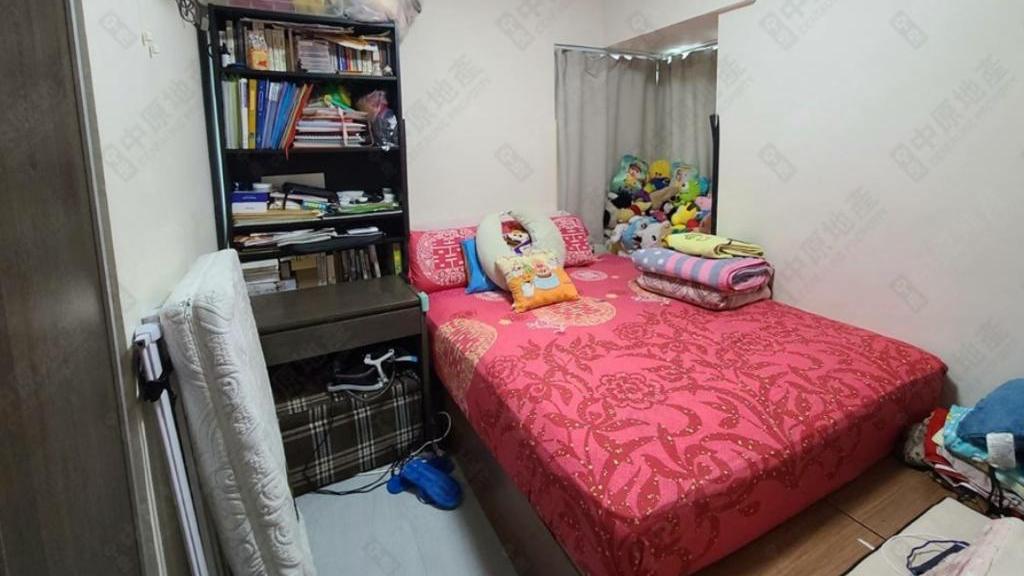 主人房面積闊落，設有地台，收納空間大增。