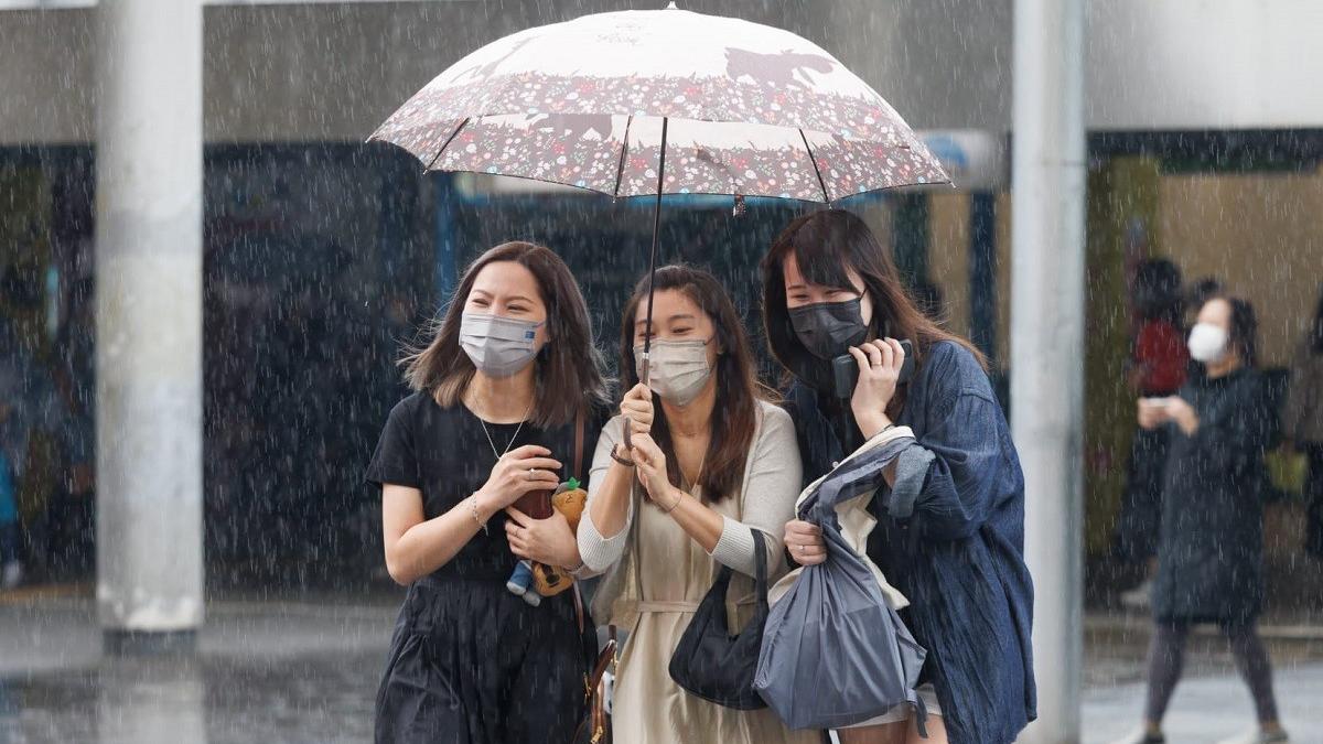 政府後日起放寬社交距離措施。(蘇文傑攝)