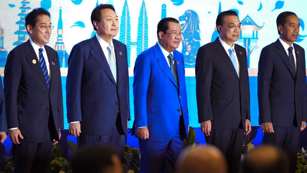 洪森上周六與多國領袖大合照，左起：日本首相岸田文雄、南韓總統尹錫悅、洪森、國務院總理李克強、印尼總統維多多。(美聯社)