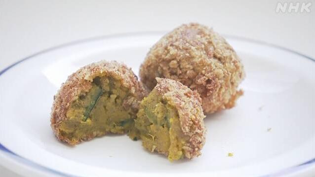 學生用蟋蟀粉末烹調的南瓜餅。(互聯網)