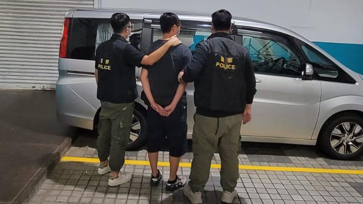 荃灣工廈單位收世界盃外圍賭注，拘1男檢約150萬元波纜。(警方圖片)