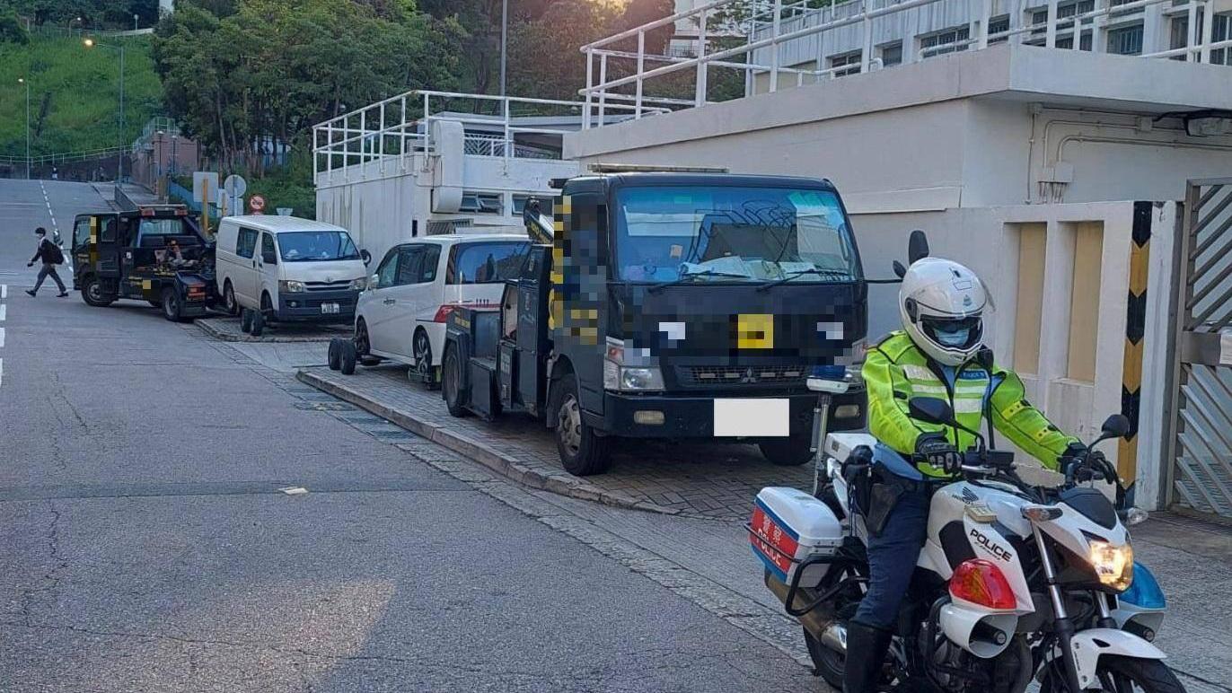 東九龍區打擊違泊，發2128張牛肉乾拖走3車。(警方圖片)