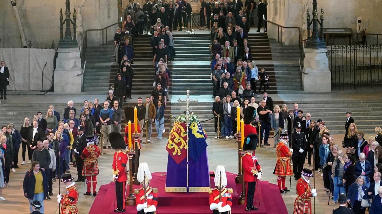 25萬瞻仰英女王靈柩，踩爛西敏廳地板。(資料圖片)
