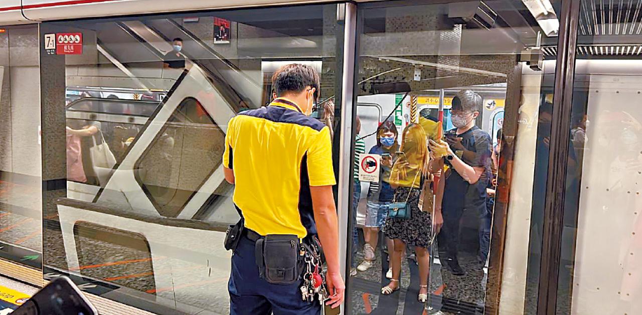 港鐵事故 港鐵出軌甩門事故