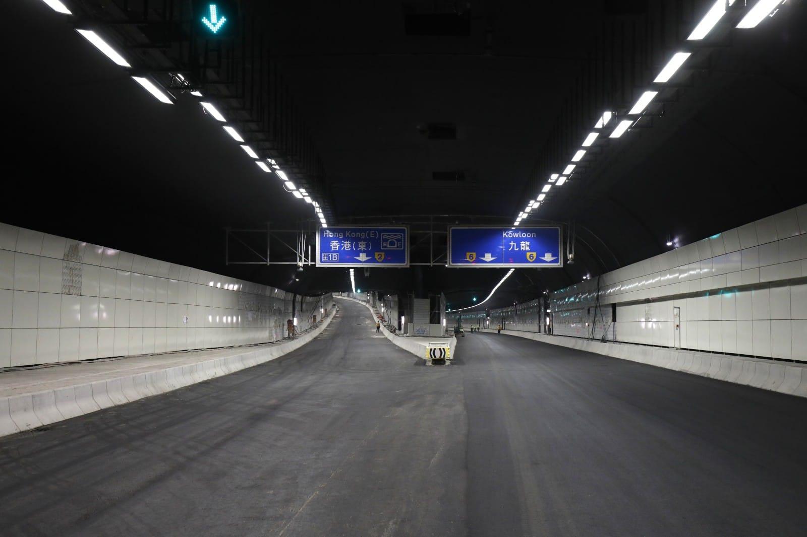 將藍隧道地面行車線尚未畫好。(林俊源攝)