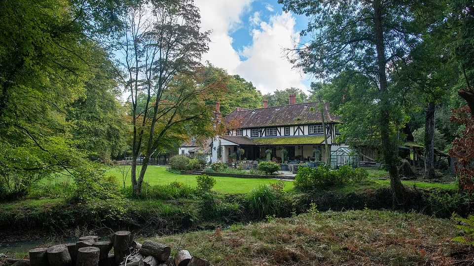 英國物業｜巨宅放售古色古香似足拍戲 前業主家傳戶曉