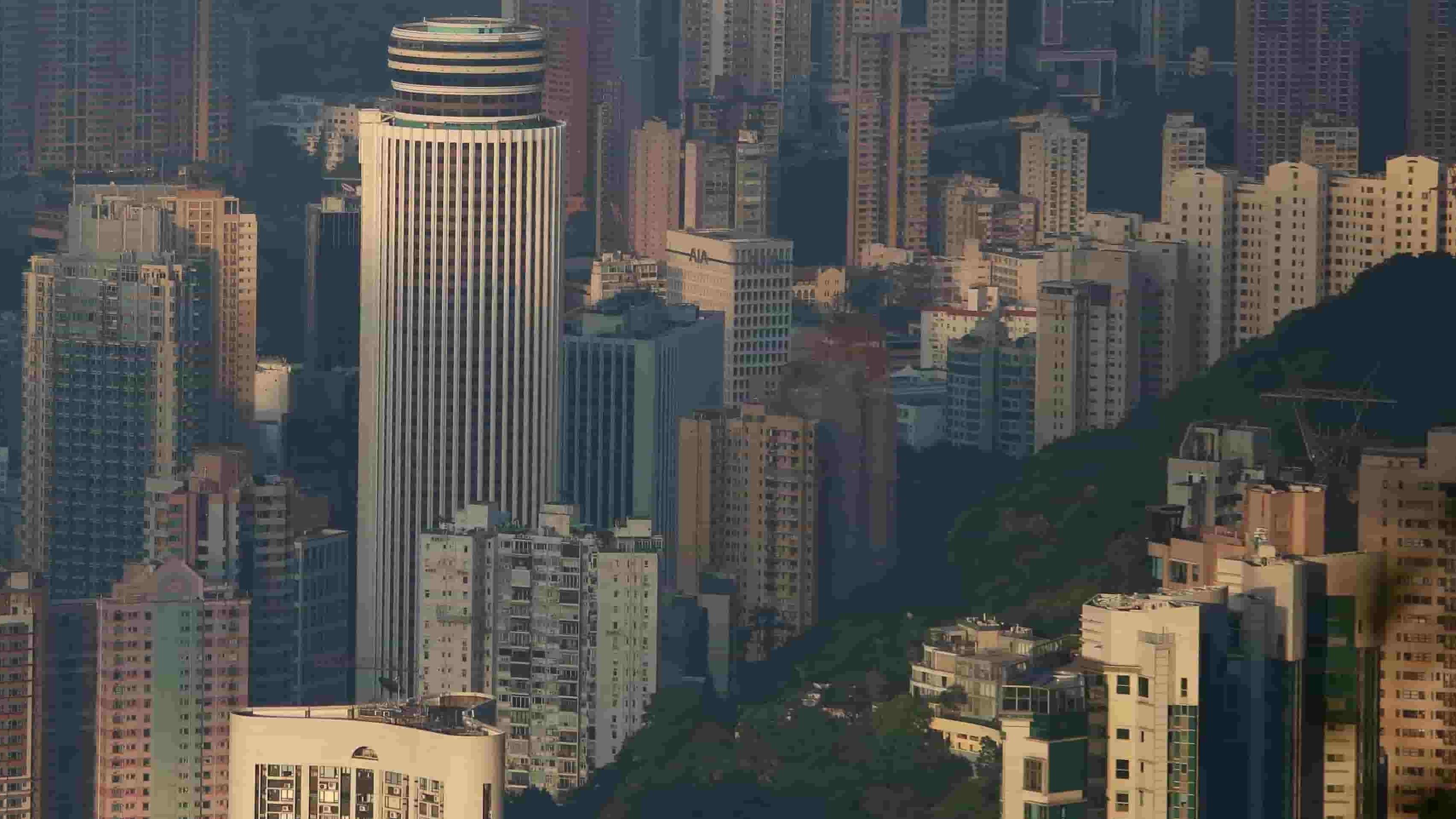 受加息及經濟不穩影響，本港整體樓市氣氛淡靜，10月份整體樓宇買賣合約登記錄4,433宗及327.49億元，較9月份4,835宗及347.68億元，分別跌8.3%及5.8%。(資料圖片)