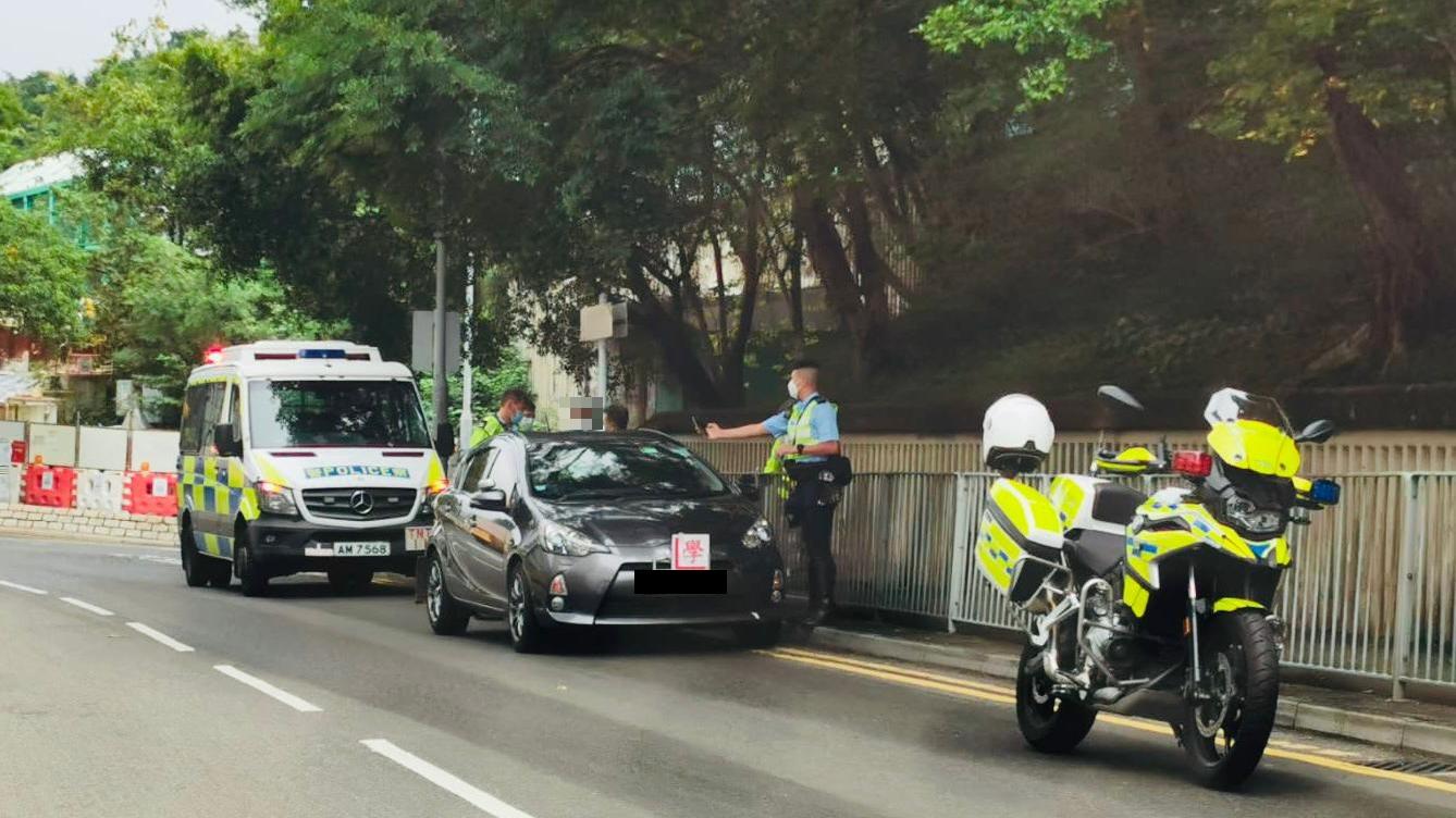 警打擊違例學車發23張傳票電子牛肉乾　揭教車師傅學生故意不掛出「學」牌  