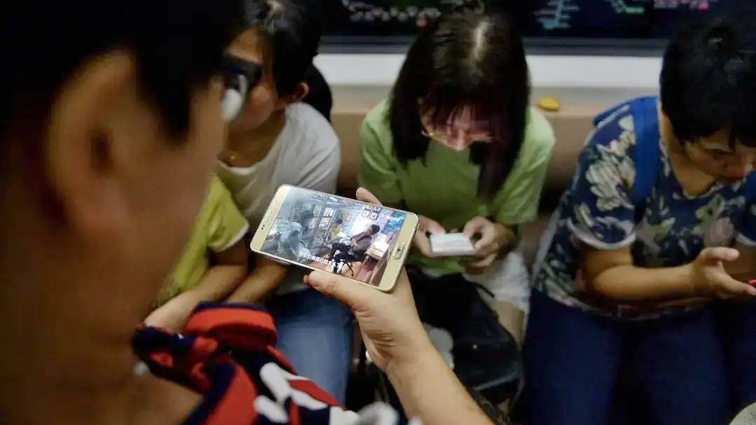 搭巴士地鐵最怕遇著缺德乘客大聲播歌播片。(互聯網)