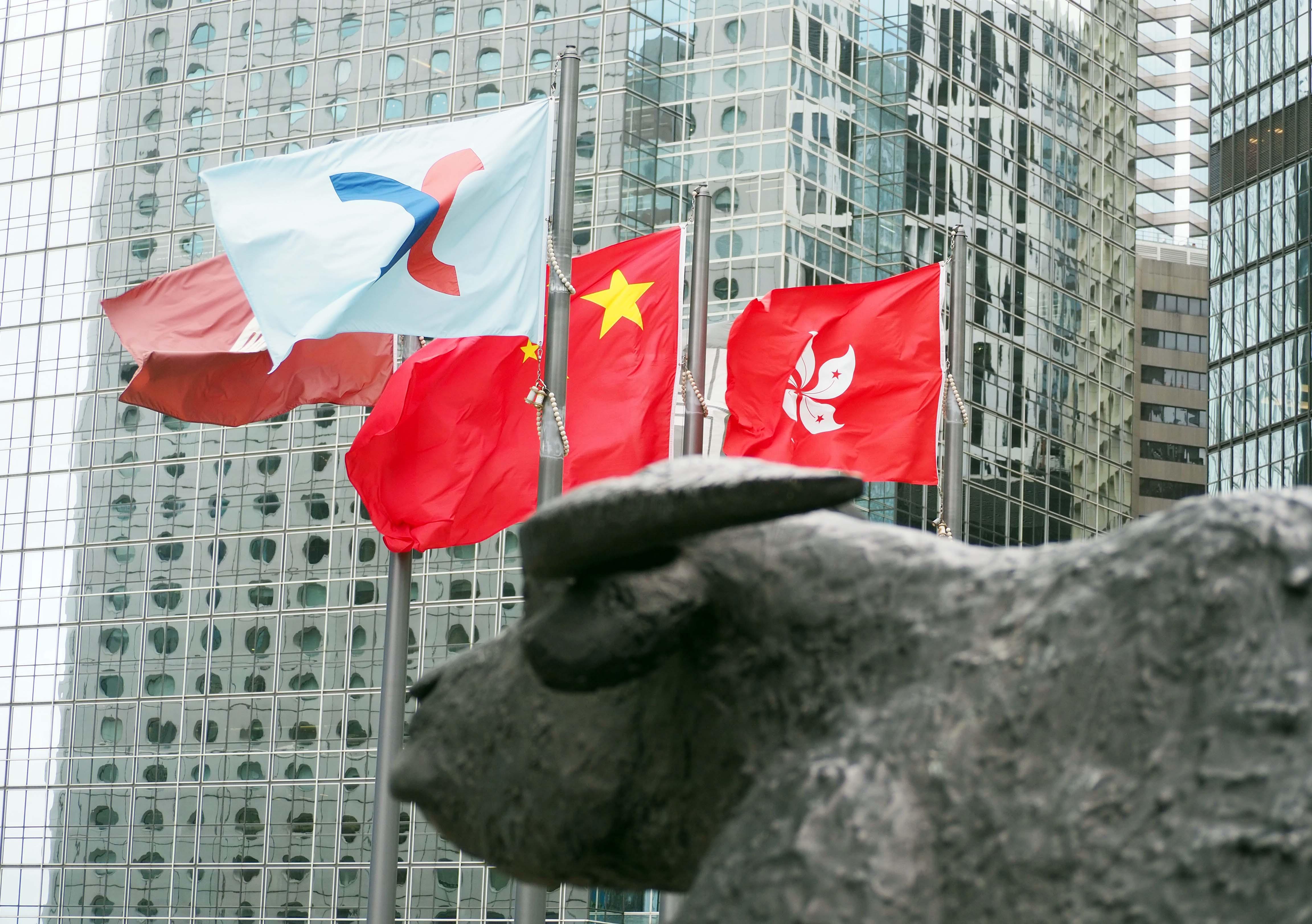 港股收市｜恒指全月飆近27% 24年最勁